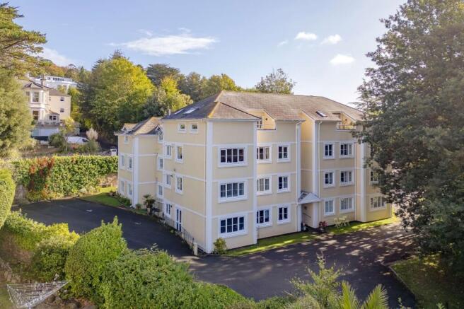 2 bed property, in Hunsdon Court, £190,000