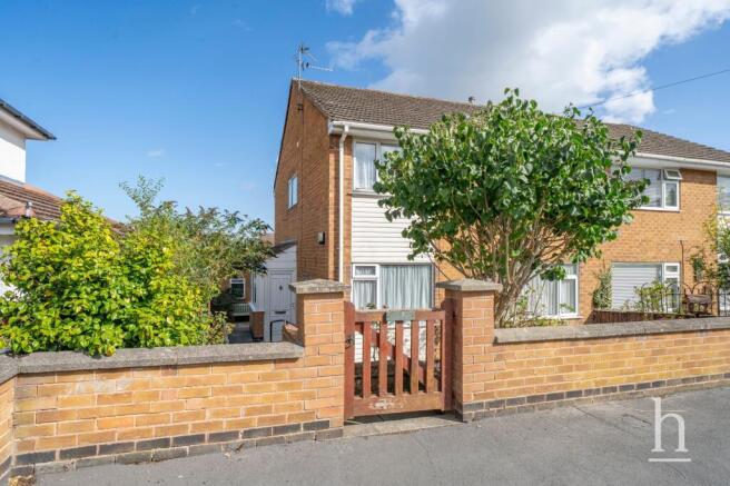 4 bed property, in Essex Road, £290,000