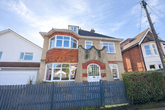 6 bed property, in Queens Park Road, £500,000
