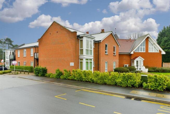 2 bed property, in Parkview Way, £360,000