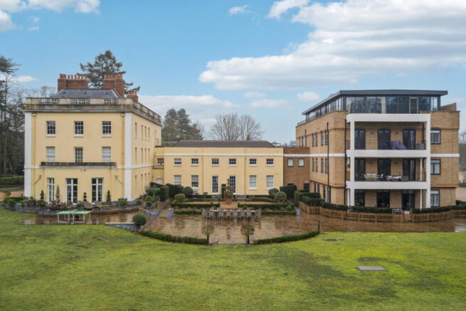 2 bed property, in Westhorpe Park, £390,000