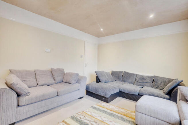 2 bed property, in Linden Court, £250,000