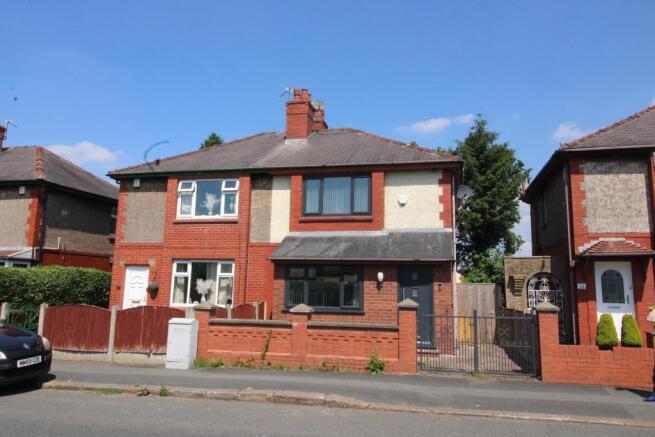 2 bed property, in Dewsnap Lane, £255,000