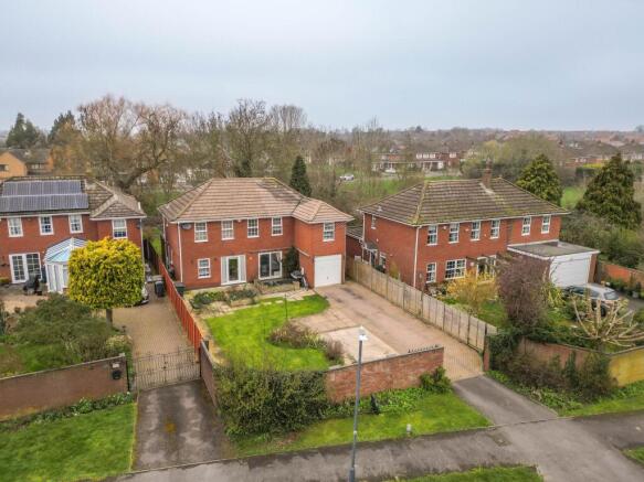 4 bed property, in Pallett Drive, £450,000