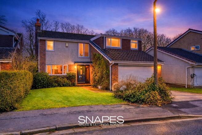 4 bed property, in Midhurst Close, £595,000