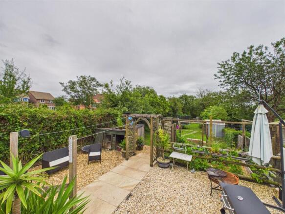 4 bed property, in Gwscwm Road, £289,950