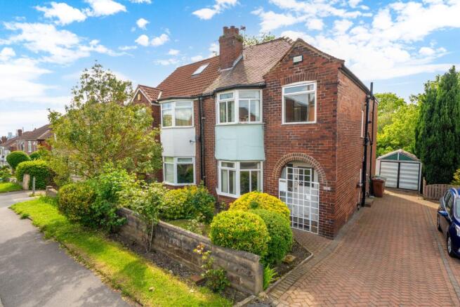 4 bed property, in Roxholme Grove, £325,000