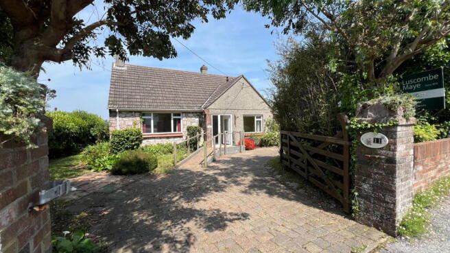 4 bed property, in Valley Drive, £525,000