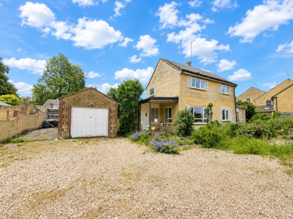 3 bed property, in Trenchard Road, £550,000
