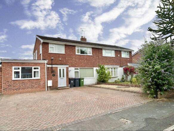 5 bed property, in Moorland Road, £295,000