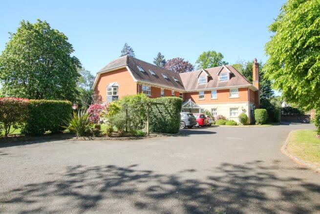 2 bed property, in Wiltshire Road, £425,000