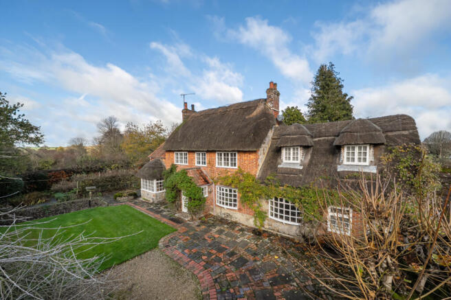 4 bed property, in Lockeridge, £700,000