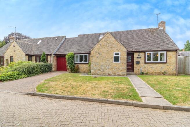 3 bed property, in Orchard Way, £370,000