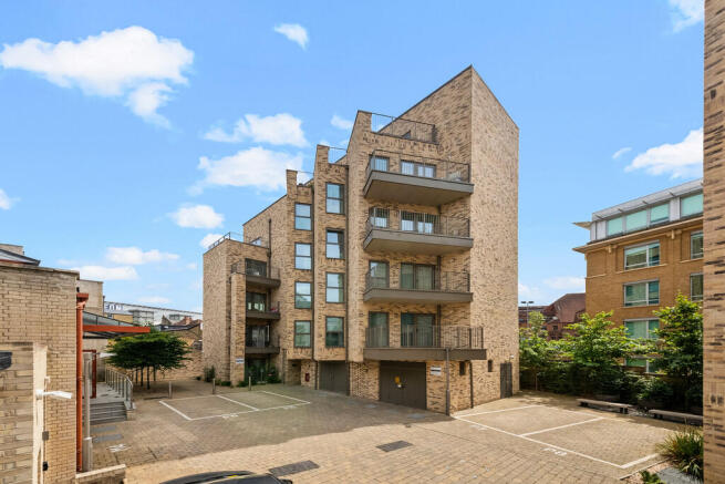 2 bed property, in Randall Place, £380,000