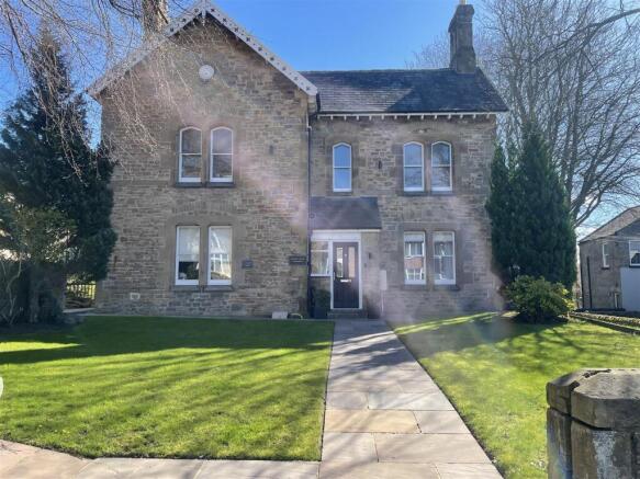 2 bed property, in Queens Road, £320,000