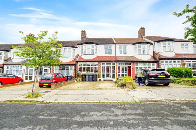 3 bed property, in Norhyrst Avenue, £600,000