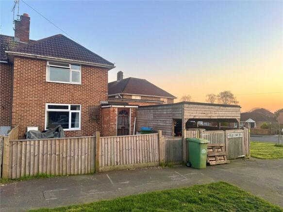 2 bed property, in Hollyoak Road, £270,000
