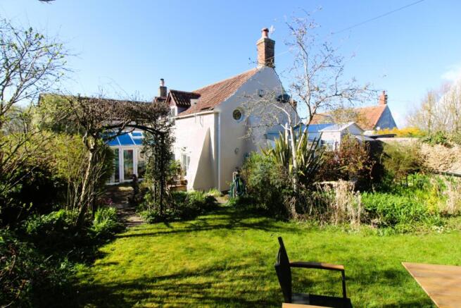 5 bed property, in Little Dowdens, £550,000