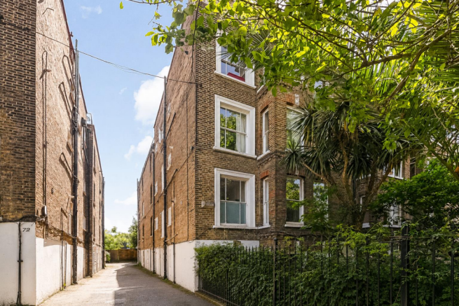 1 bed property, in Peckham Road, £325,000