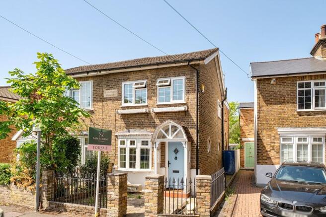 2 bed property, in Rockingham Parade, £435,000