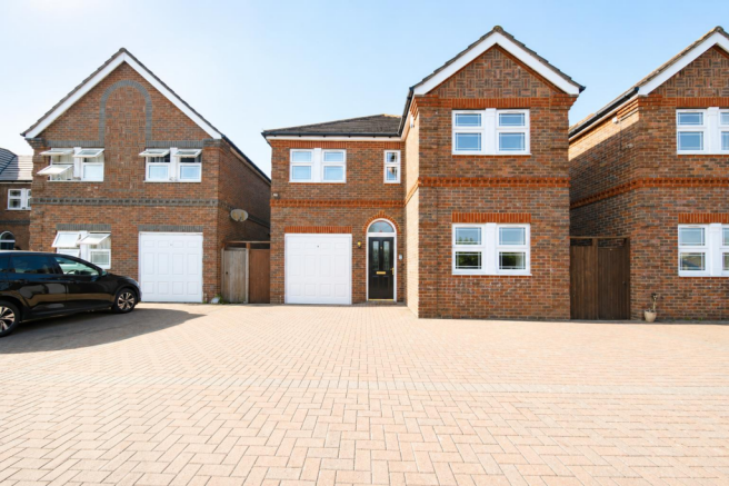 4 bed property, in Hammondstreet Road, £750,000