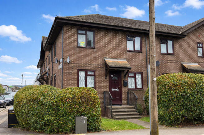2 bed property, in Biscot Road, £165,000
