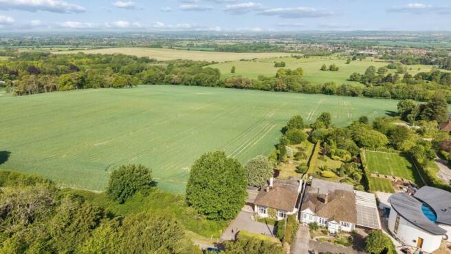 3 bed property, in Upper Icknield Way, £820,000
