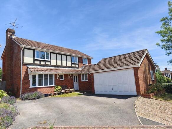 5 bed property, in Abbots Way, £500,000