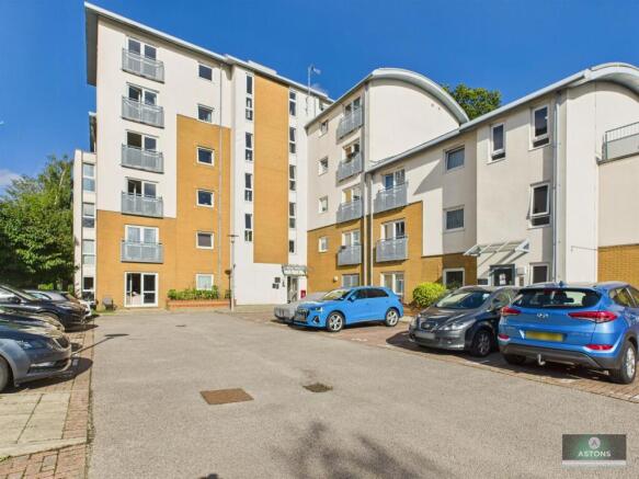 1 bed property, in Trafalgar Gardens, £185,000