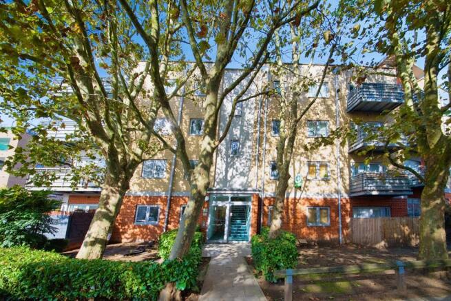 2 bed property, in Bedgebury Court, £275,000