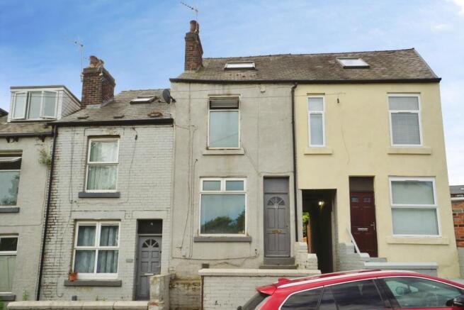 3 bed property, in Whitehouse Lane, £140,000