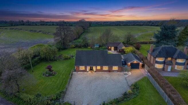 5 bed property, in Pewit Lane, £650,000