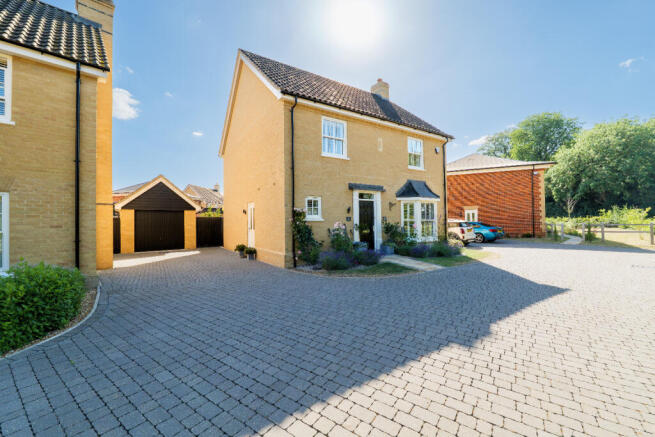 4 bed property, in Rectory Road, £460,000