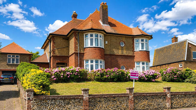 4 bed property, in Western Esplanade, £850,000