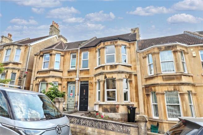3 bed property, in Winchester Road, £435,000