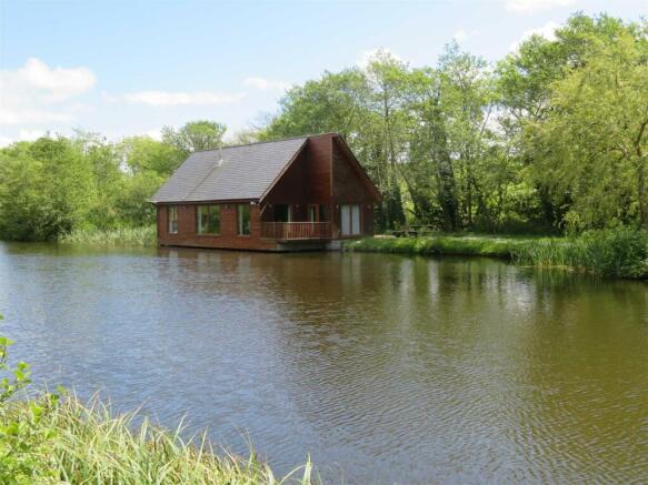 1 bed property, in Anglesey Lakeside Lodges, £285,000