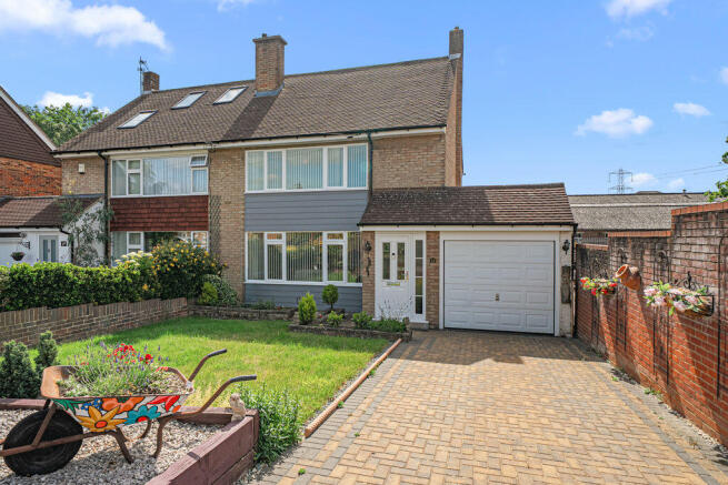 3 bed property, in Hanworth Lane, £595,000