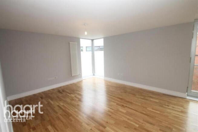 2 bed property, in Shires Lane, £160,000
