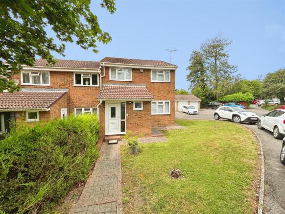 3 bed property, in Sinclair Close, £325,000
