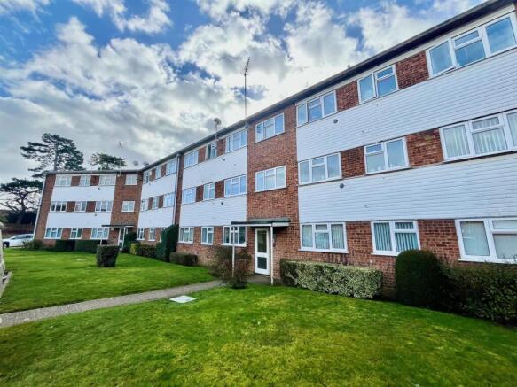 2 bed property, in Heath Hall High Street, £230,000