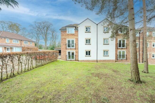 2 bed property, in The Pines, £165,000
