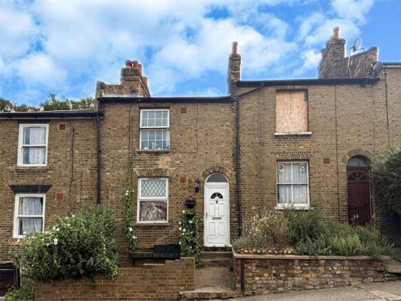 2 bed property, in Sandy Hill Road, £425,000