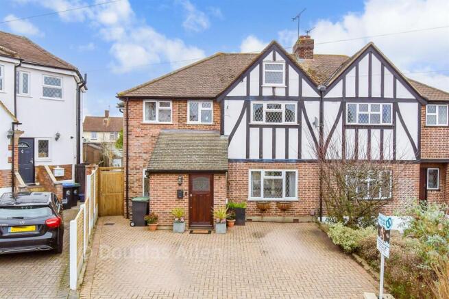 4 bed property, in Roding View, £975,000