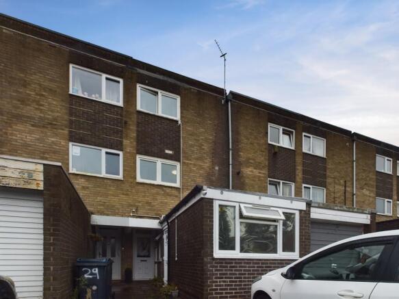 5 bed property, in Sherborne Grove, £290,000