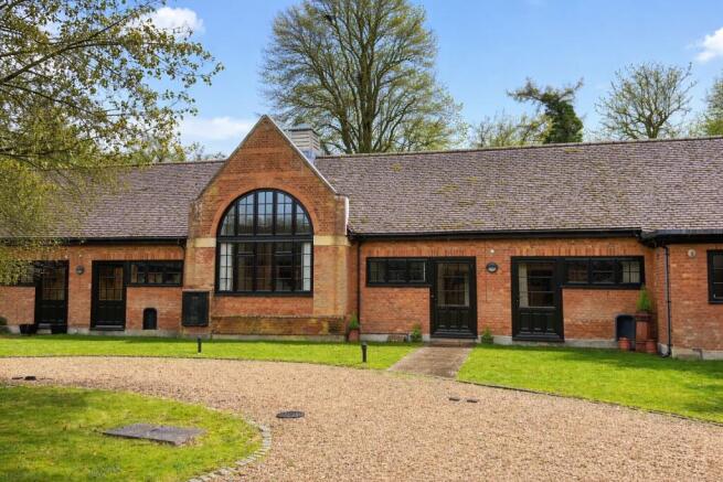 2 bed property, in The Courtyard, £435,000