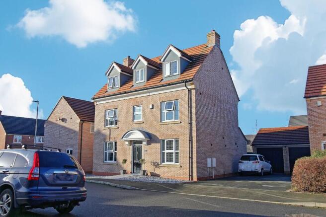 5 bed property, in Windsor Way, £500,000