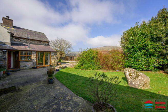 5 bed property, in Llanaelhaearn, £499,000