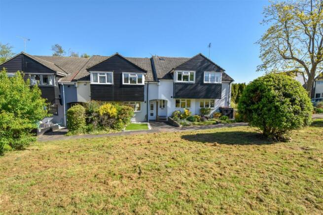 4 bed property, in Park Meadow, £485,000