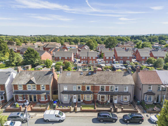 4 bed property, in Oakfield Road, £230,000