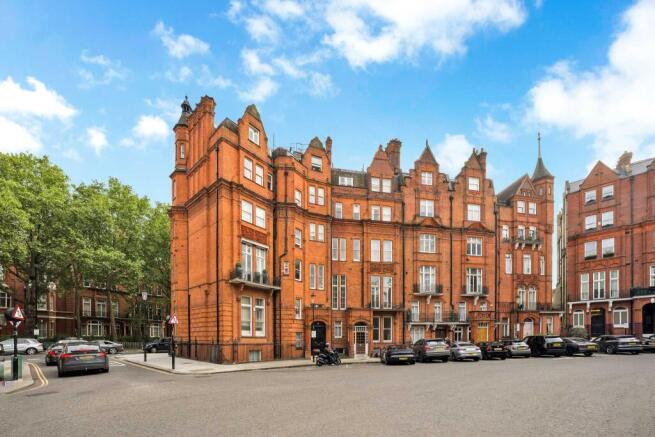 2 bed property, in Hans Place, £950,000